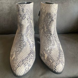 Anne Klein Booties size 8.5 worn a few regimes, very sexy!